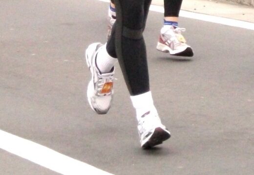 「足がパンパンになり走れなくなる」ランナーの足の痛みの治療