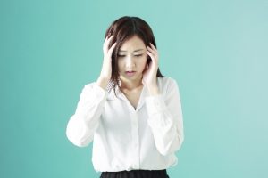 「吐き気を伴うような頭痛」ストレートネックになった首が原因かもしれません。
