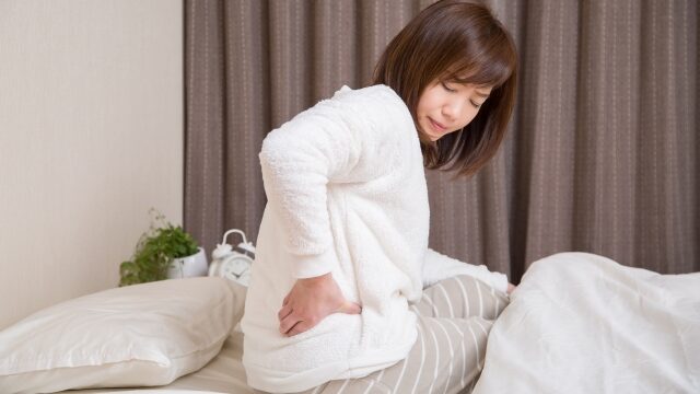 「上向きに寝ると腰が痛い」そんな腰痛の原因と対処法