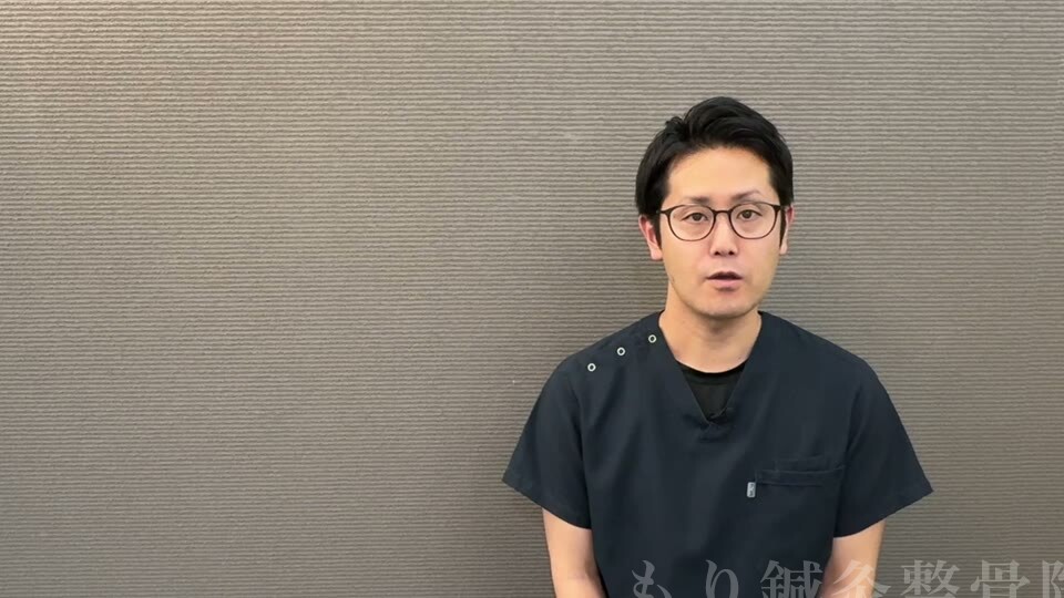 もり鍼灸整骨院 院長の森が、ふくらはぎがつりやすい方向けのストレッチを解説する様子