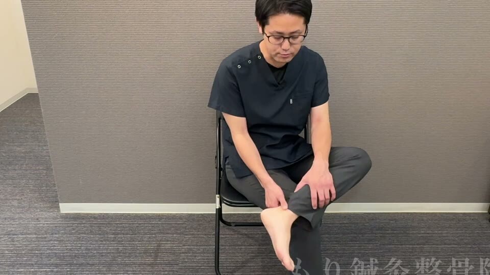 椅子に座り、アキレス腱側を軽くつまむセルフケア