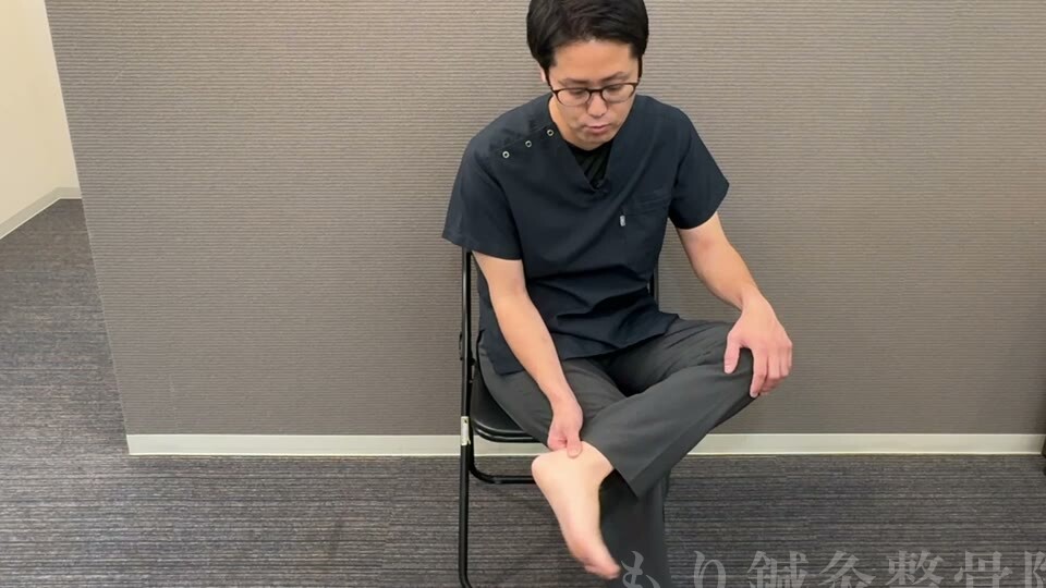 ふくらはぎの下側を内側と外側からつまむセルフケア