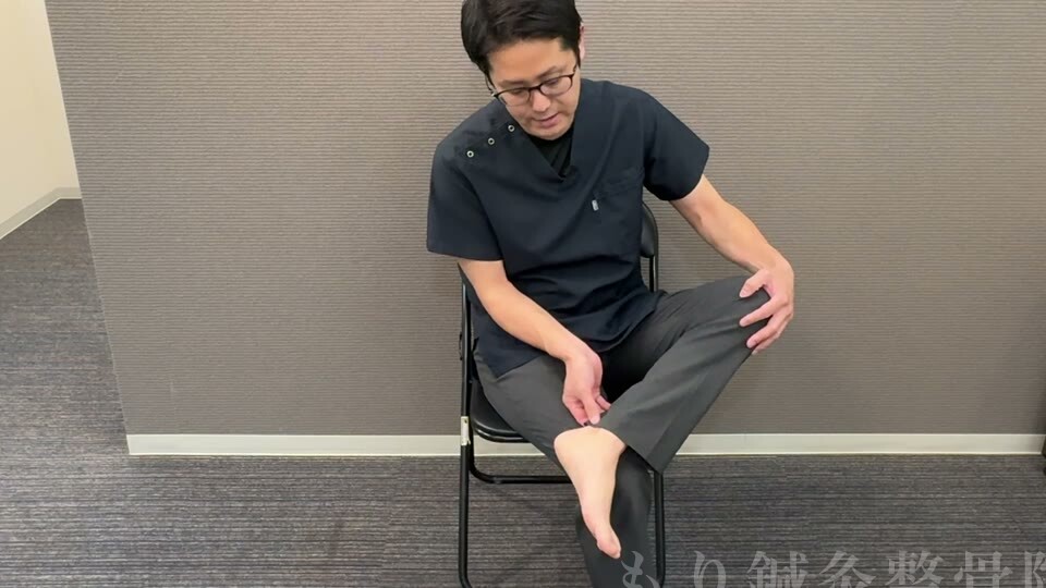 ふくらはぎの上側を内側と外側からつまむセルフケア