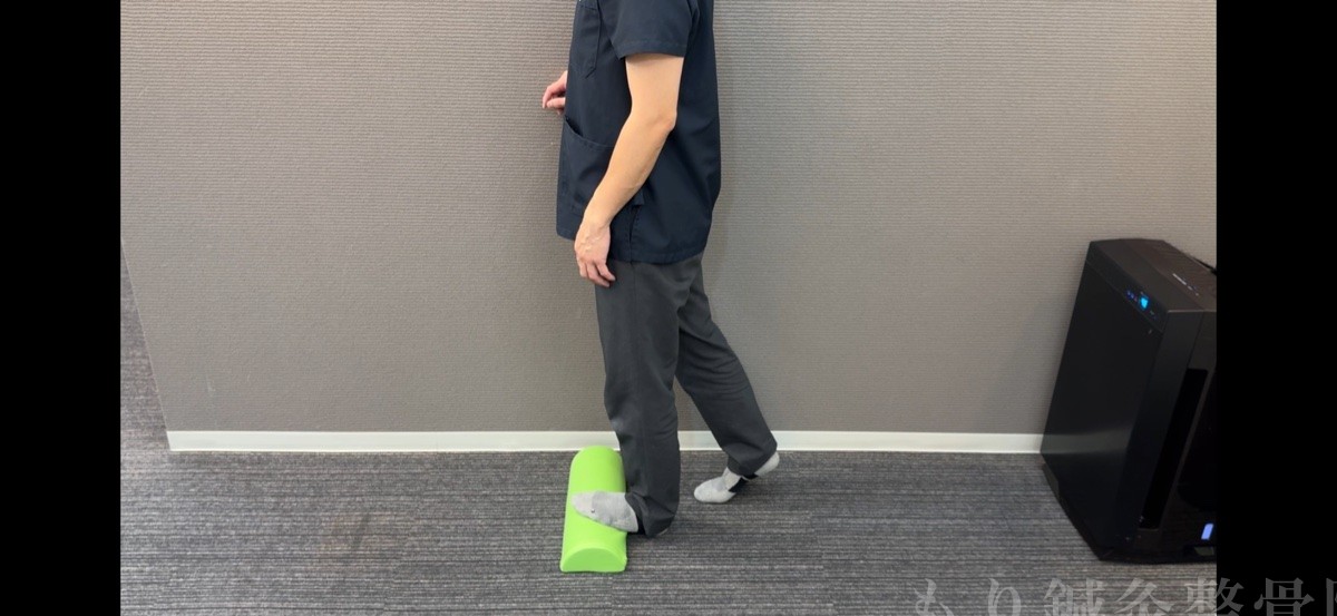 足首の背屈ストレッチ・横から(つま先を台に乗せ体と足を一直線にする)