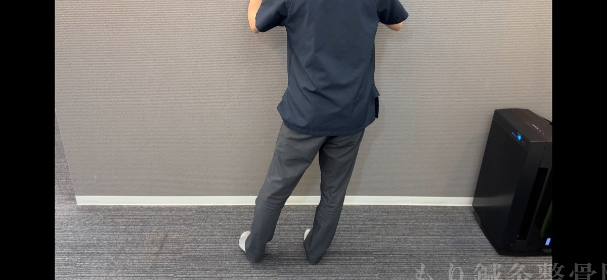 片足立ちの練習・悪い例その1(浮かせた足側の骨盤が下がっている)