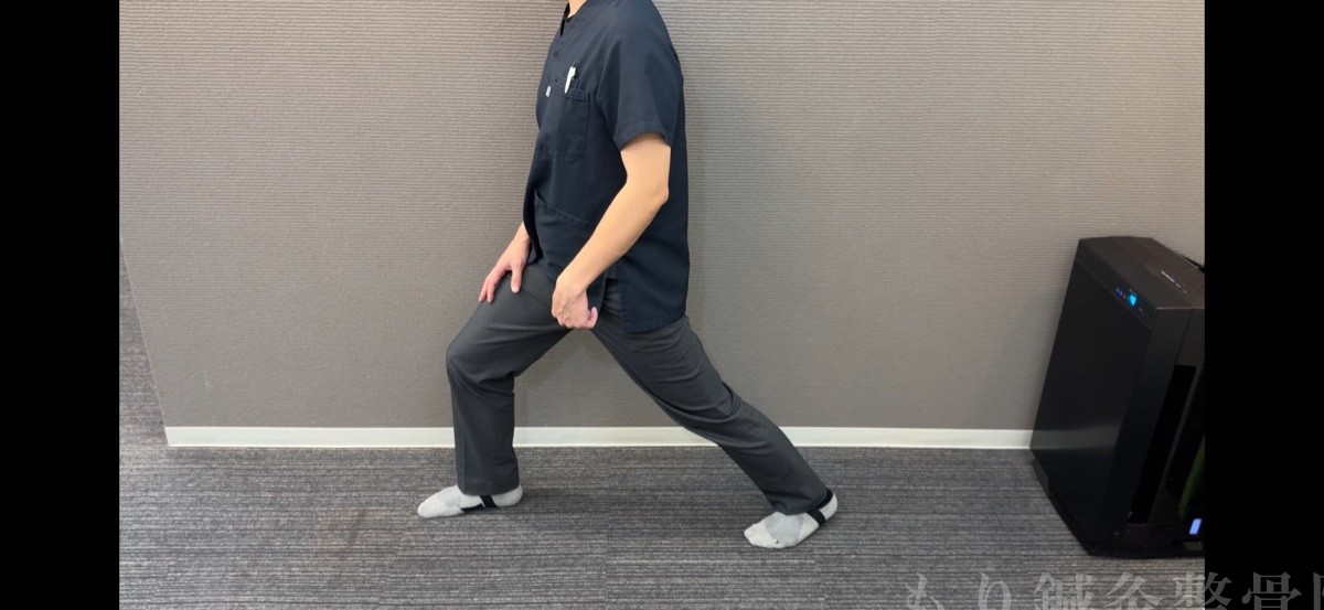 股関節の前を伸ばすストレッチ(足を前後に開き、後ろ脚の股関節前側を伸ばす)